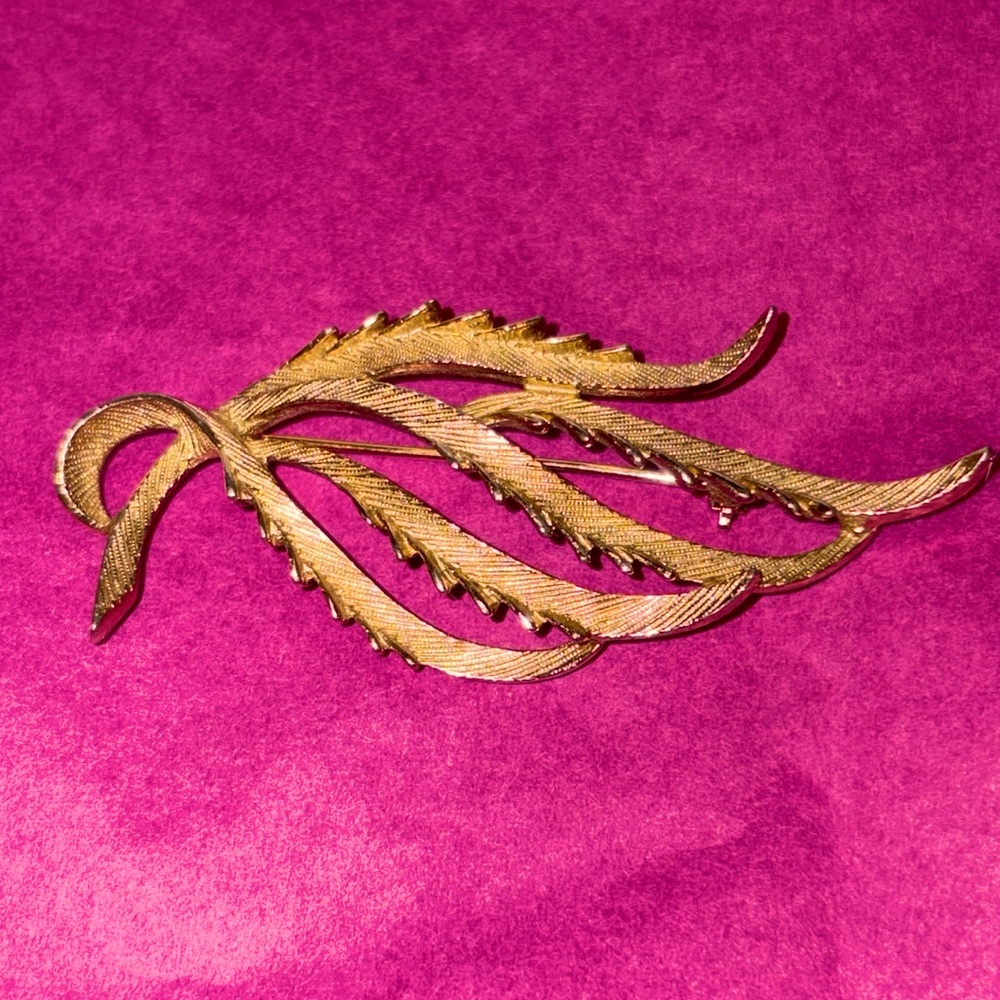 Vintage Sarah Coventry gold tone brooch